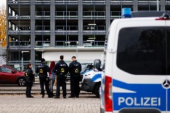 DRŽALI KAO ROBINJE 40 SRPKINJA Obećavali im dobar posao i radne dozvole, a one preživele pakao na zemlji!