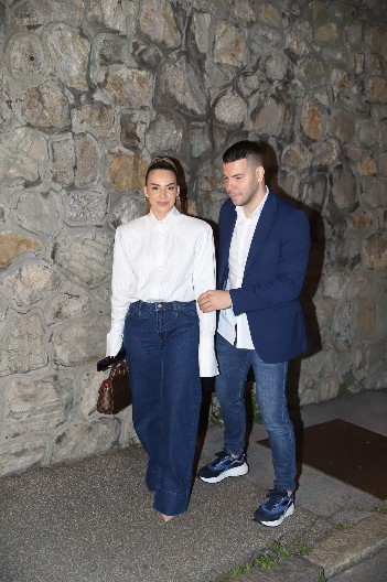 MAZILI SMO SE U KREVETU, A ONA MI JE REKLA DA SE RAZVODIMO Pevač otkrio detalje drame u braku sa poznatom koleginicom