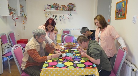 FUNKCIONIŠEMO KAO PORODICA - Dnevni boravak  „Srce u Jabuci“ u Pančevu  nudi pomoć i neguje kreativnost   (VIDEO)