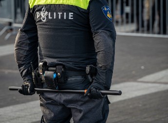 OVAKO TO RADI HOLANDSKA POLICIJA Uhapšeno 99 aktivista nakon vandalizma na aerodromu