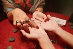 ČITANJE DLANA OTKRIVA BUDUĆNOST Vaša desna šaka može odgovoriti na mnoga pitanja, ovo su neki od obreda