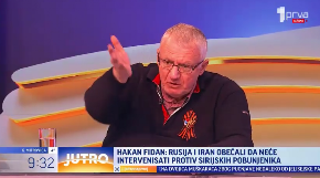 ŠEŠELJ O INCIDENTU SA RULJOM KOJA BLOKIRA ULICE "Neka luda baba me kišobranom udarila po karoseriji"