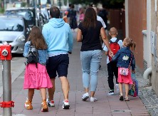 PUSTITE I NAŠU DECU DA SE NORMALNO ŠKOLUJU! Đaci dve zvezdarske osnovne škole imaju časove koji traju samo po 30 minuta!