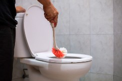 BOLJE OD SONE KISELINE ELIMINIŠE BAKTERIJE I PRLJAVŠTINU Stavite u WC šolju uveče ovu namirnicu i ujutru samo isperite