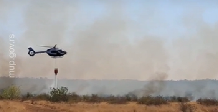 MOĆNI SNIMCI IZ VAZDUHA Gledajte kako helikopteri MUP Srbije gase požare u Kladovu i okolini (VIDEO)