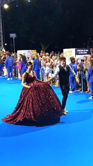 MIRKA VASILJEVIĆ NA CRVENOM TEPIHU BEZ VUJADINA Zablistala u balskoj haljini, a pored nje ovaj muškarac! (FOTO/VIDEO)