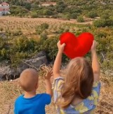 SNIMAK RAZNEŽIO REGION, DECA MAŠU SRCEM SRPSKOM HELIKOPTERU U CRNOJ GORI Dečak skače i tapše od sreće (VIDEO)
