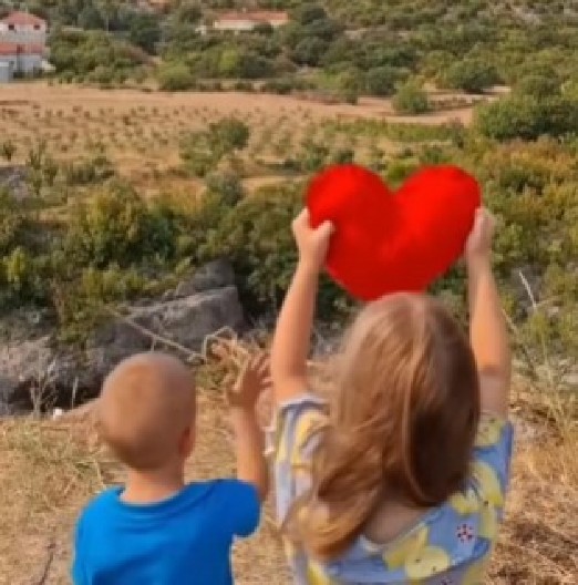 SNIMAK RAZNEŽIO REGION, DECA MAŠU SRCEM SRPSKOM HELIKOPTERU U CRNOJ GORI Dečak skače i tapše od sreće (VIDEO)