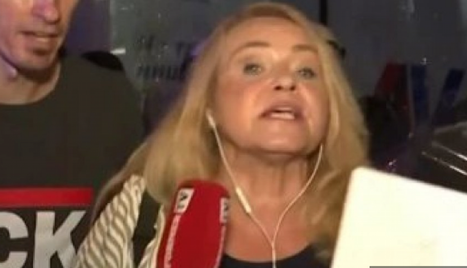 BLOKADERI POGODILI NOVINARKU INFORMERA KAMENOM U GLAVU Okružili ekipu, počeli da zvižde i...