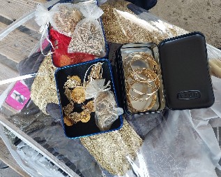 ZAPLENJENO POLA KILE ZLATA NA PREŠEVU Nakit u kutijama od toaletne vode