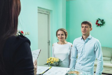 PITALI BALKANCE DA LI ŽENA NAKON UDAJE TREBA DA ZADRŽI DEVOJAČKO PREZIME?  Zbog jednog odgovora ćete zanemeti