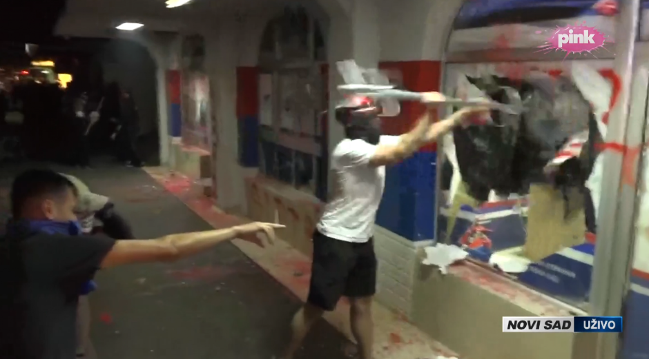 FAŠIZAM NA DELU! Blokaderi teroristi demoliraju prostorije SNS u Novom Sadu - kradu nameštaj, gađaju jajima, lome