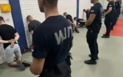 ĆUTE I KLEČE SA LISICAMA NA RUKAMA Ovo su pohapšeni blokaderi siledžije u Novom Sadu (VIDEO)