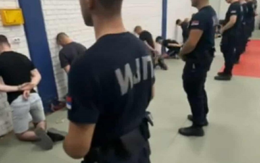 ĆUTE I KLEČE SA LISICAMA NA RUKAMA Ovo su pohapšeni blokaderi siledžije u Novom Sadu (VIDEO)