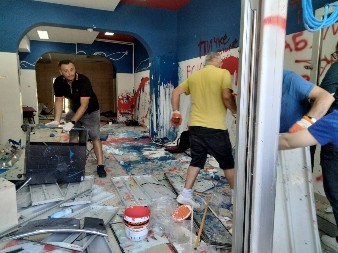 ORI SE PESMA U NOVOM SADU Građani se masovno okupljaju, počeli sa čišćenjem uništenih prostorija stranke, prkosno pevaju dok sklanjaju svinjac koji su napravili blokaderi