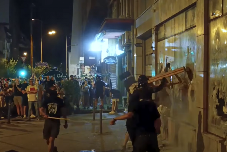 MUP DEMANTOVAO NAVODE O NAVODNOM MALTRETIRANJU BLOKADERKE: U zgradu Vlade uvedeni isključivo radi zaštite njihove bezbednosti