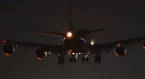 AVION SE MOTOROM ZAKUCAO U PISTU! Zver sletela po tajfunskom vetru, video zapalio mreže (VIDEO)