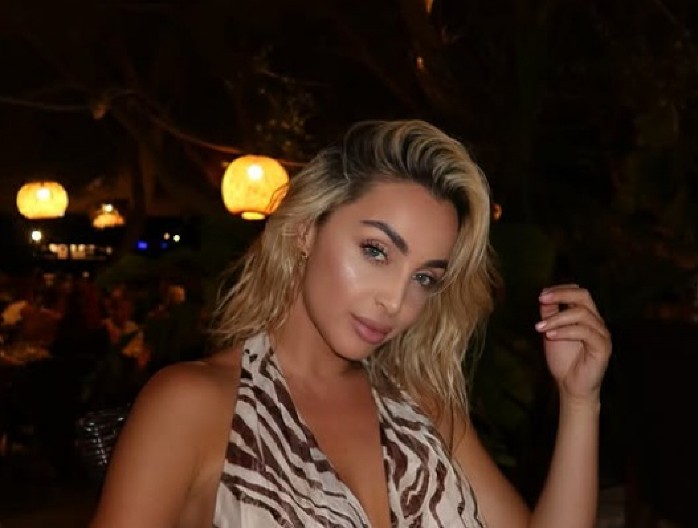 BAŠKARENJE NA JAHTI! Maja Berović uživa sa sinom Lavom, ali strogo kontroliše svaku sitnicu (FOTO)