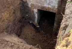 NEVEROVATNO OTKRIĆE U PODRUMU Iskopali zemlju, pa pronašli ulaz u jazbinu iz drugog svetskog rata - poruka na zidu ledi krv u žilama! (VIDEO)