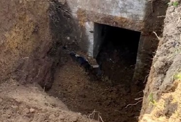 NEVEROVATNO OTKRIĆE U PODRUMU Iskopali zemlju, pa pronašli ulaz u jazbinu iz drugog svetskog rata - poruka na zidu ledi krv u žilama! (VIDEO)