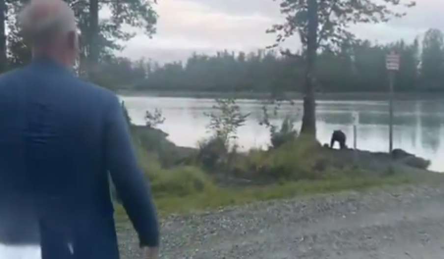 ČLAN RUSKE DELEGACIJE OČI U OČI SA MEDVEDOM NA ALJASCI! Snimak postao hit na internetu (VIDEO)