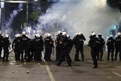 JEZIVI SNIMCI NASILJA BLOKADNIH TERORISTA U centru Beograda napali srpsku policiju, brigada ih rasterala za 20 minuta (FOTO/VIDEO)