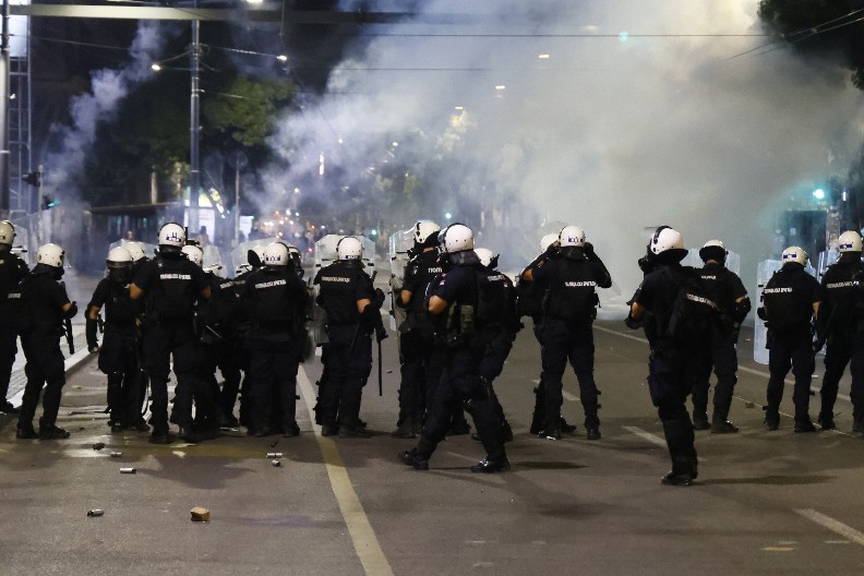 JEZIVI SNIMCI NASILJA BLOKADNIH TERORISTA U centru Beograda napali srpsku policiju, brigada ih rasterala za 20 minuta (FOTO/VIDEO)