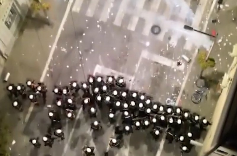 JEZIVO NASILJE BLOKADERA U VALJEVU Gađali i napadali policiju koja mirno stoji i brani se! Sevale kamenice na sve strane! (video)