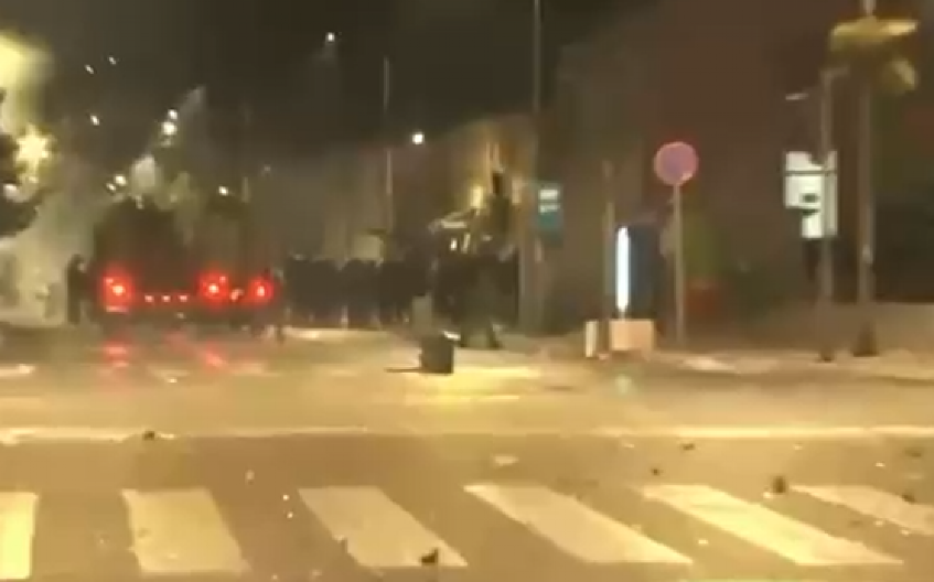 JEZIVO NASILJE BLOKADERA TERORISTA U VALJEVU Kamenuju policiju koja mirno stoji i ispaljuju topovske udare na njih! (VIDEO)