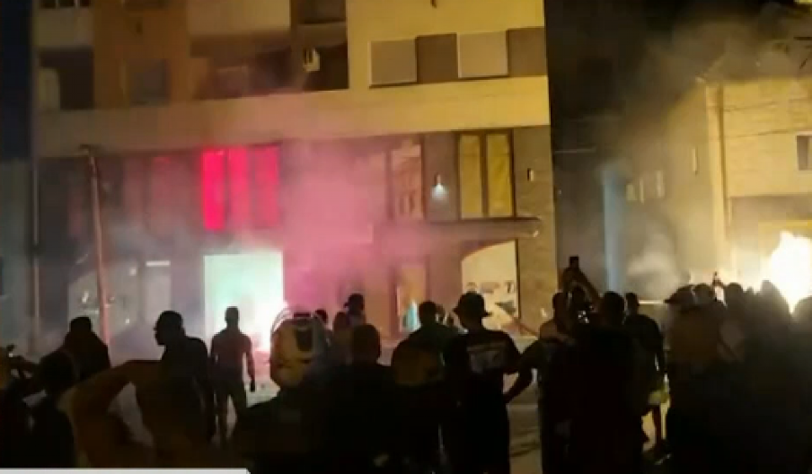 BLOKADERI ZAPALILI LOKAL U STAMBENOJ ZGRADI! Da li je potrebno da ljudi živi izgore da bi se nasilnici dozvali pameti? (VIDEO)