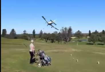 (UZNEMIRUJUĆE) AVION SE SRUŠIO NA GOLF TEREN! Prisutni ostali u potpunom šoku, objavljen video