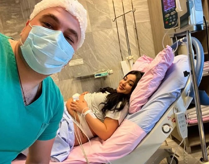 PRED KAMERAMA PLAKALA KAO KIŠA, A SADA SE PORODILA Pevačica objavila emotivnu poruku (FOTO)