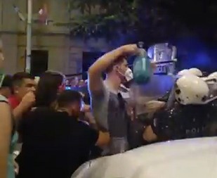 BLOKADERI HTELI DA IH ŽIVE ZAPALE! Policiju polili benzinom, isplivao jeziv snimak! (VIDEO)
