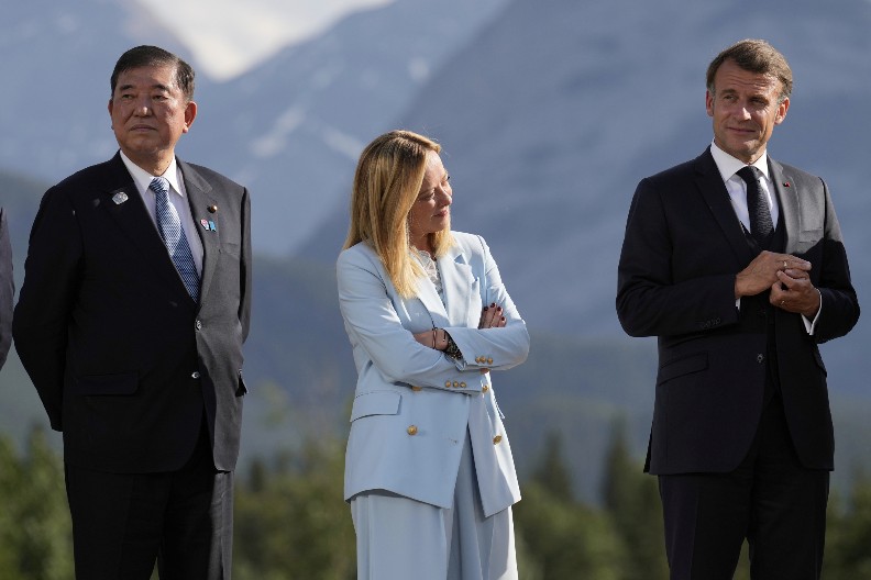 MELONI U KLINČU SA MAKRONOM Napad na Trampa bi sve uništio