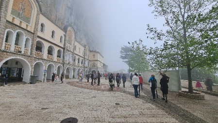 KAKO UĆI U MANASTIR OSTROG VIKENDOM: Teolog Đurđević dao jasne savete, a evo šta je najvažnije!