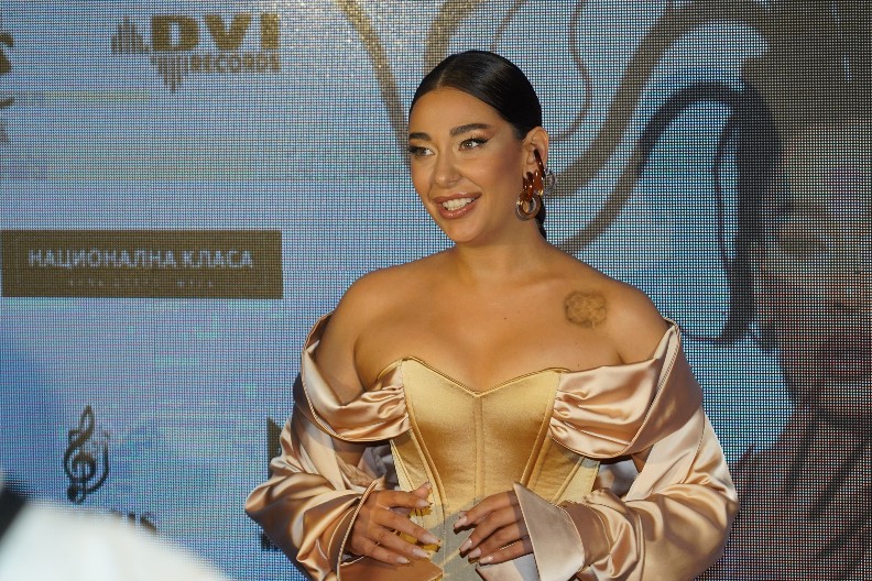 SANJU VUČIĆ VATROGASCI SPASAVALI IZ STANA Zbog pevačice cela zgrada bila u panici!