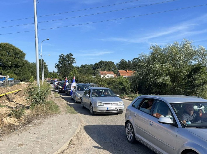 I VLADIMIRCI KRENULI NA SKUP PROTIV BLOKADA: Kolone automobila i srpske zastave (FOTO)