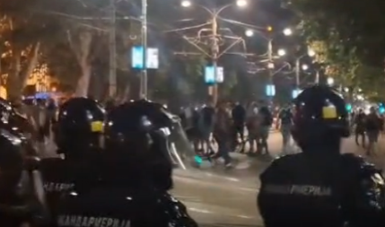 KO DELUJE IZ SENKE: Skandalozna odluka! Napade blokadera na policiju ne vide kao nasilje! (VIDEO)