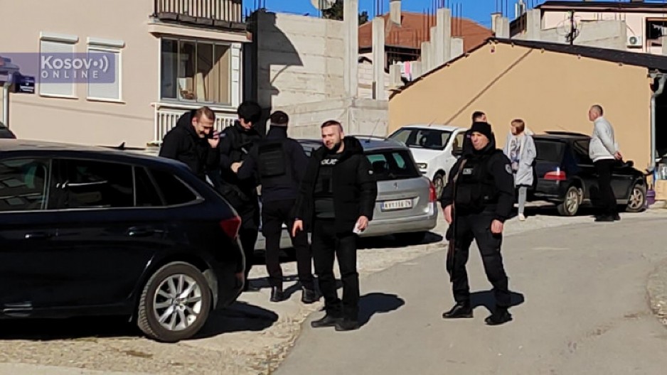 NOVI UDAR NA SRBIJU I SPC, SVE NADGLEDALA KURTIJEVA POLICIJA Prekrečeni murali posvećeni patrijarhu Pavlu i mitropolitu Amfilohiju u Severnoj Mitrovici