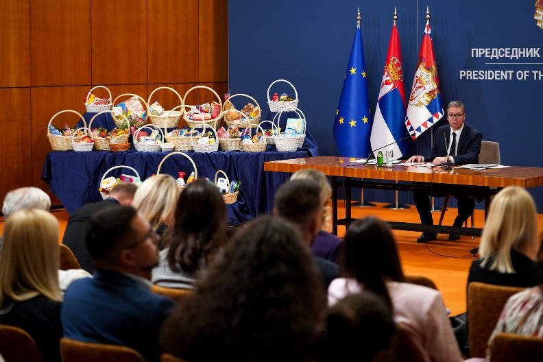 CENE 3.000 PROIZVODA IDU NADOLE Vučić: Bolji uslovi za građane, zaštitićemo i proizvođača i dobavljača