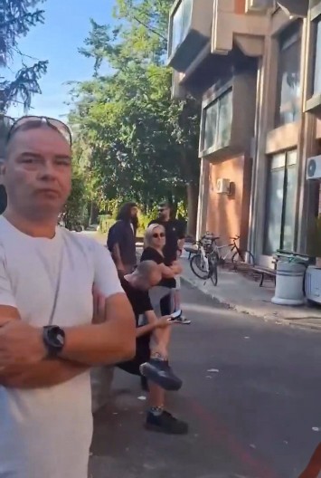 HAPŠEN ZBOG NAPADA NA POLICIJU, SAD SPREČAVA RAD FAKULTETA Goran Ješić, Đilasov funckioner, došao ispred ove obrazovne ustanove (FOTO)