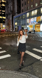 VODITELJKA PINKA ZAPALILA INTERNET Gordana Uzelac objavila fotografije iz Njujorka, pokazala duge noge u kratkoj crnoj suknji! (FOTO)