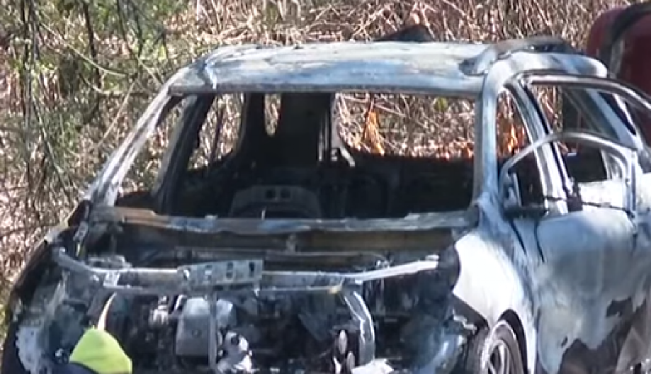 DOLIJALI PIRPMANI Njih petorica automobil polili zapaljivom tečnošću, pa kresnuli šibicu