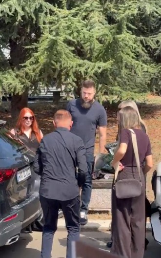 SVI SU MISLILI DA NEĆE DOĆI NA POMEN SAŠI POPOVIĆU Kad se pevačica pojavila na Bežanijskom groblju sve je iznenadila, jasno je u kakvim je odnosima sa Suzanom