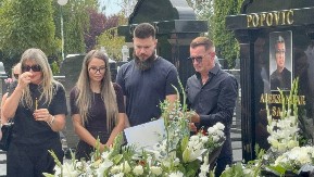 SA SUZANOM RIDALA NA SAHRANI, A DANAS NIJE DOŠLA NA POMEN POPOVIĆU Niko je na groblju nije video od marta, kad je Saša ispraćen