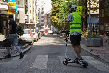 39 DECE POVREĐENO TOKOM VOŽNJE TROTINETA Evo gde vozači dvotočkaša najviše greše, a retko ko zna da imaju ova prava