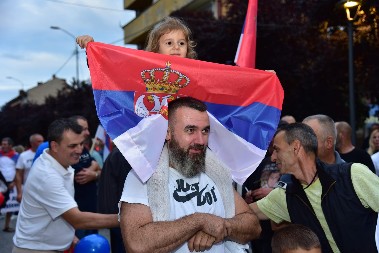 SLIKA IZ ĆURPIJE RAZNEŽILA SRBIJU! Ćerkica na tatinim ramenima sa zastavom poručila – HOĆEMO MIR, A NE BLOKADE! (FOTO)