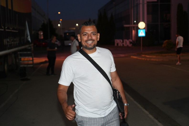 VERSAĆE ODELO, A TEK DA VIDITE MOKASINE Bora Santana stigao pre svih gostiju, ima tri razloga za slavlje (FOTO)