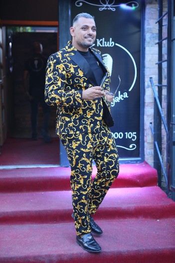 STIGLA TORTA NA ČETIRI SPRATA I TO KAKVA! Bora Santana dobio od prijatelja rođendanski poklon, ovakvu poslasticu još nismo videli (VIDEO)