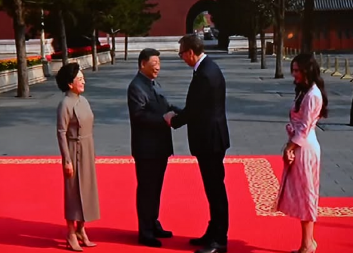 VUČIĆ SE SASTAO SA SI ĐINPINGOM Obratio mu se u 6 ujutru, evo šta mu je poručio! (FOTO)